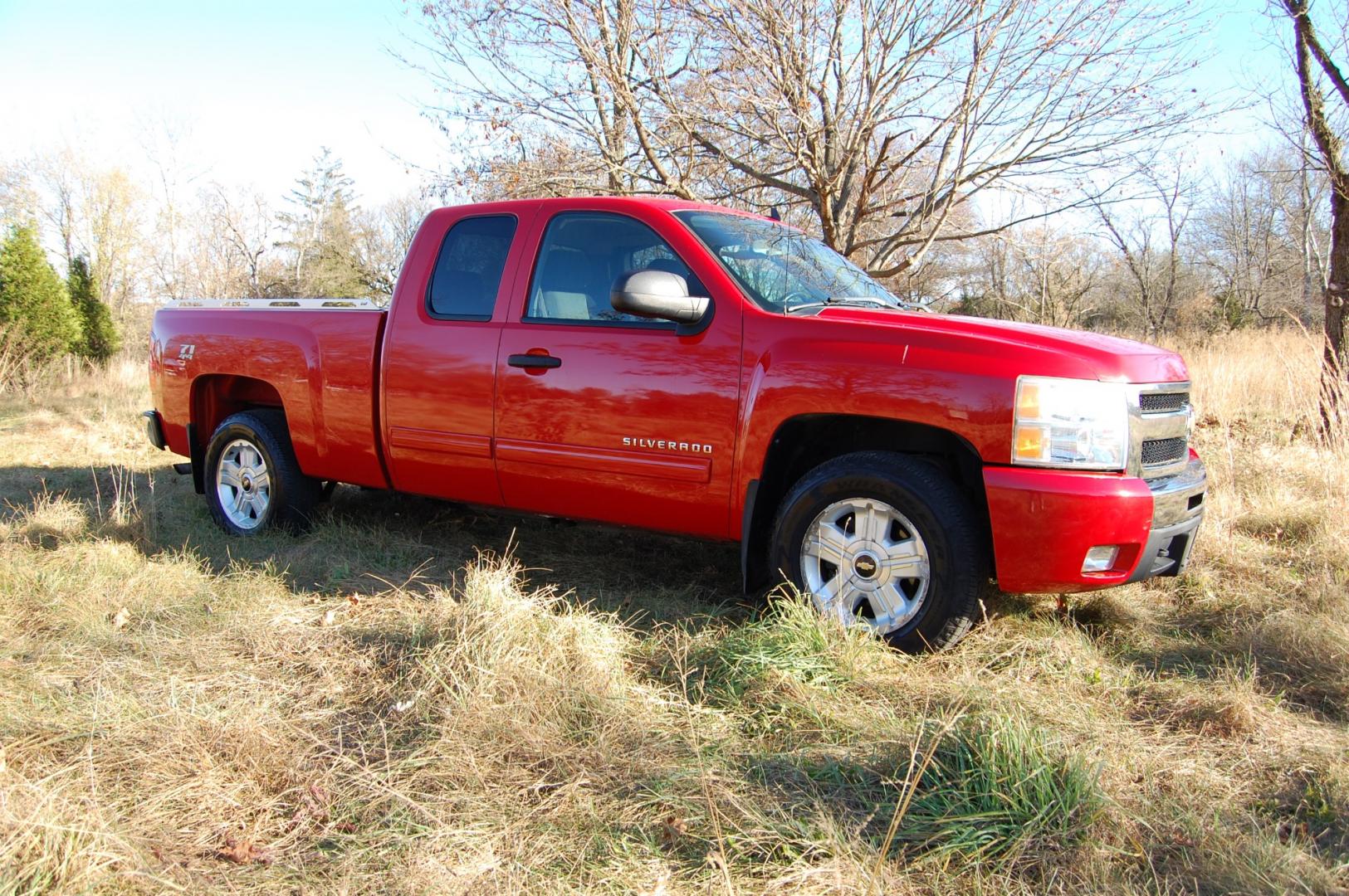 2010 RED /Black Cloth Chevrolet Silverado 1500 LT1 (1GCSKSE3XAZ) with an 5.3L V8 OHV 16V FFV engine, Automatic transmission transmission, located at 6528 Lower York Road, New Hope, PA, 18938, (215) 862-9555, 40.358707, -74.977882 - Here for sale is a very nice 2010 Chevrolet Silverado 1500 extended cab with a Z71 package. Under the hood is a strong running 5.3 liter V8 which puts power to 2 or 4 wheels via a smooth shifting automatic transmission. Features include; Black cloth interior, keyless entry, 2 remotes, 3 keys, cru - Photo#4